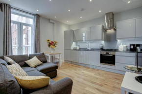 Ideal for contractors discounted longer stays Apartment Near Rail Station & Access to City Views